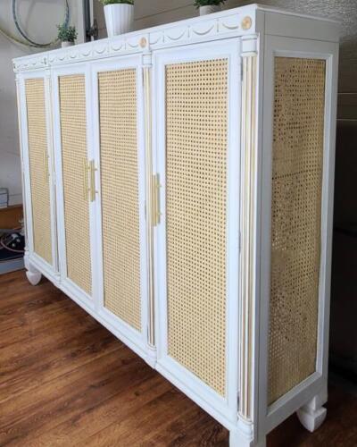 Magdalena/ cupboard fine open